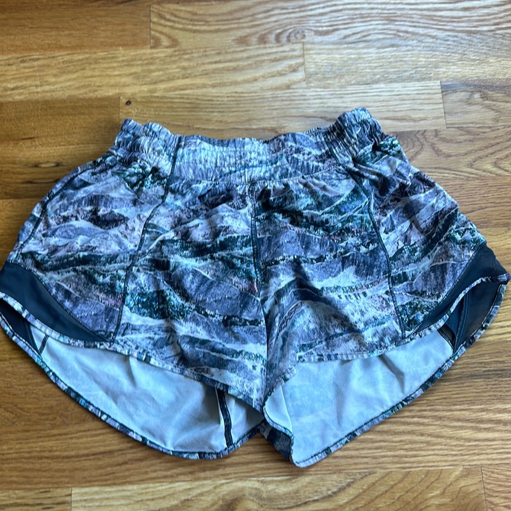 Rare!!! Lululemon hotty hot shorts! 6 Tall